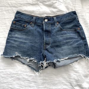 Levi’s mid rise med. wash shorts